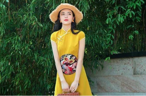 民族风黄金色彩旗袍 展现国际品牌服饰的魅力