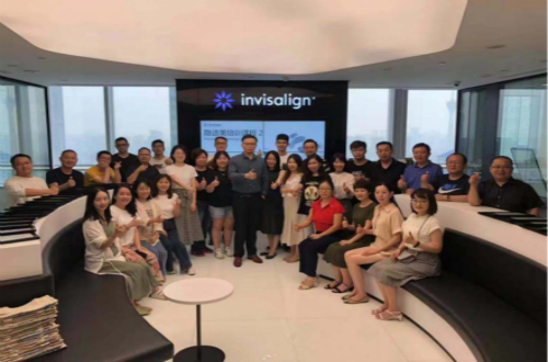 刘毅医师受邀讲授隐适美TC2课程：唯有专注才能做到极致