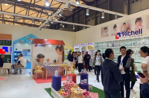 来玩博会，购利其尔Richell儿童水杯