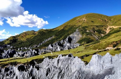 道孚县八美镇：变“土”和“石林”为“金山银山”